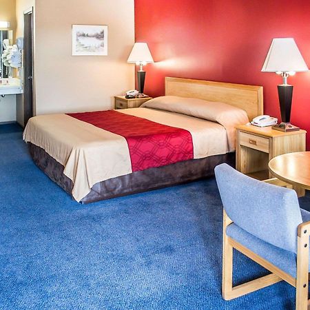 Super 8 By Wyndham Sandusky Exterior foto